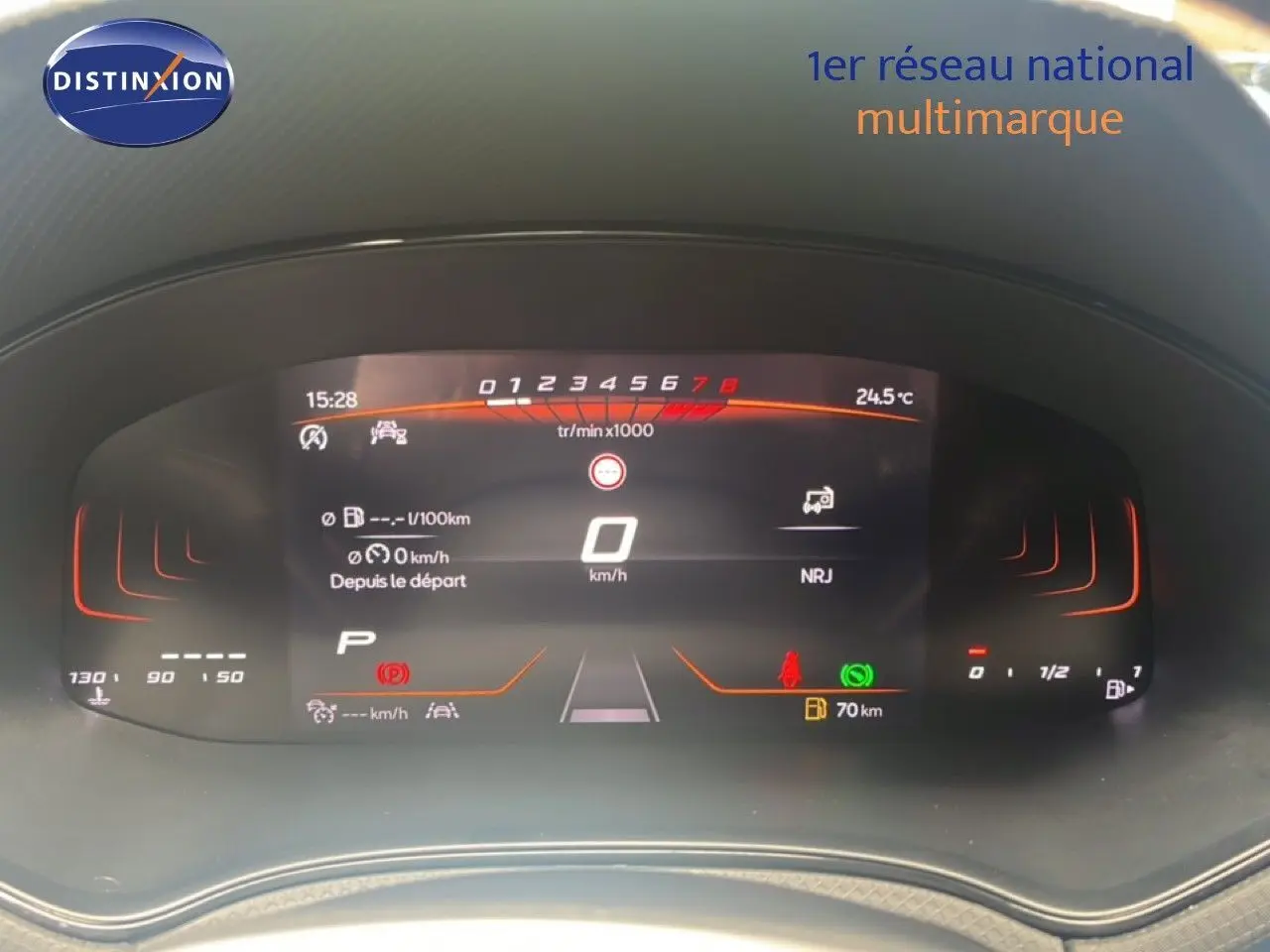 Vue rapprochée du tableau de bord numérique de la SEAT Arona 2025, affichage moderne avec éclairage rouge et noir.