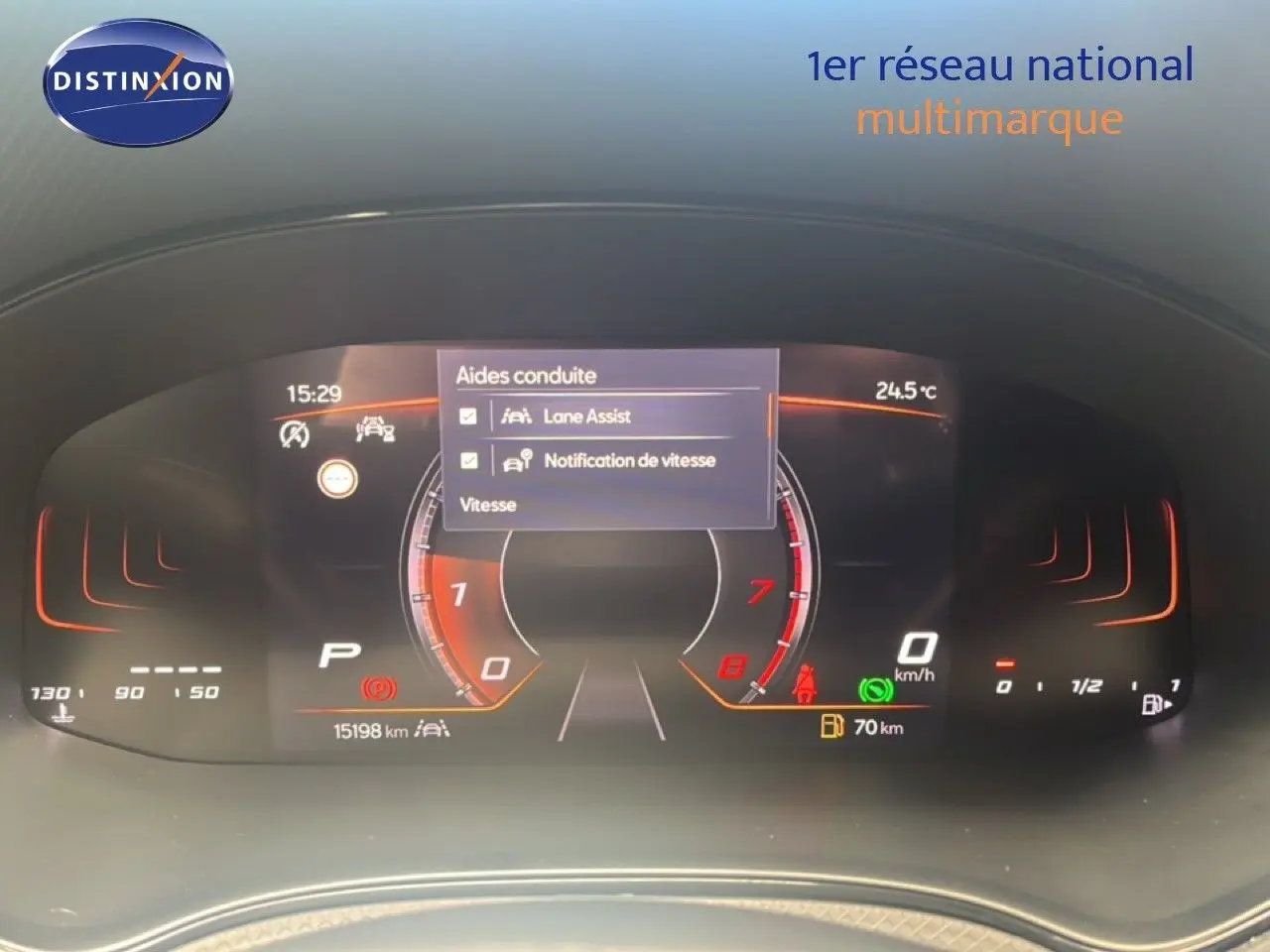 Tableau de bord numérique de SEAT Arona 2025, affichant aides à la conduite et jauge essence, vue frontale rapprochée.