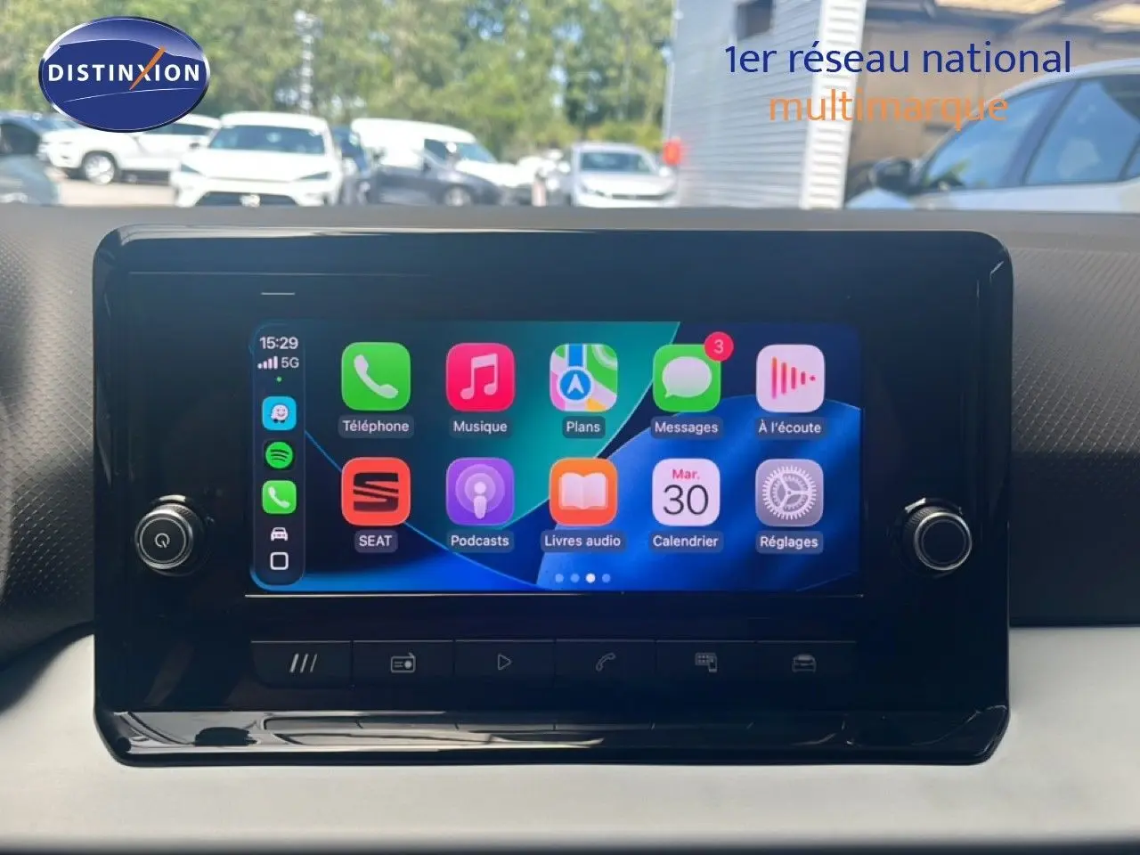 Écran tactile central du tableau de bord du SEAT Arona 2025 avec interface Apple CarPlay affichée.