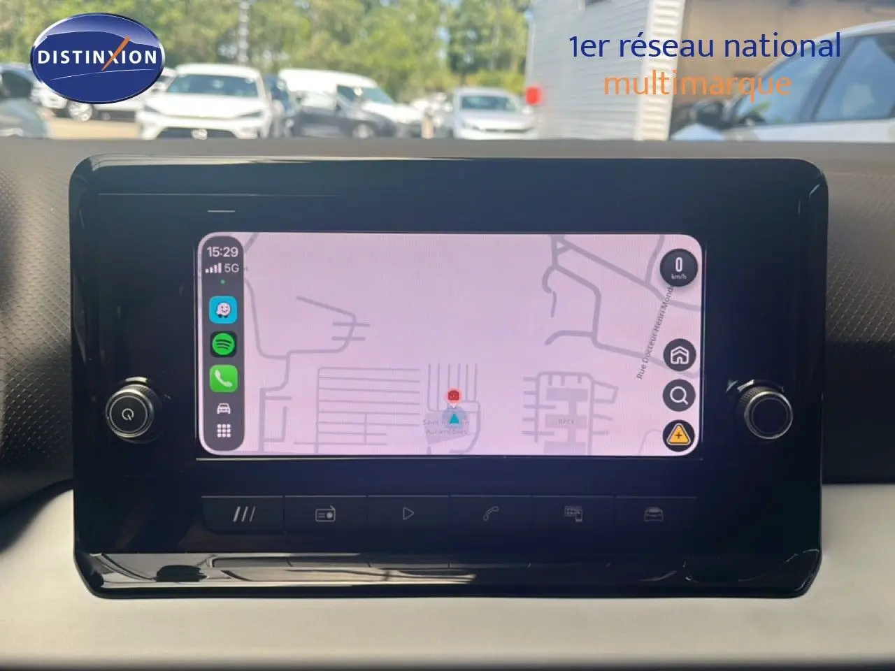 Écran tactile central du tableau de bord du SEAT Arona 2025, affichant la navigation GPS en intérieur.