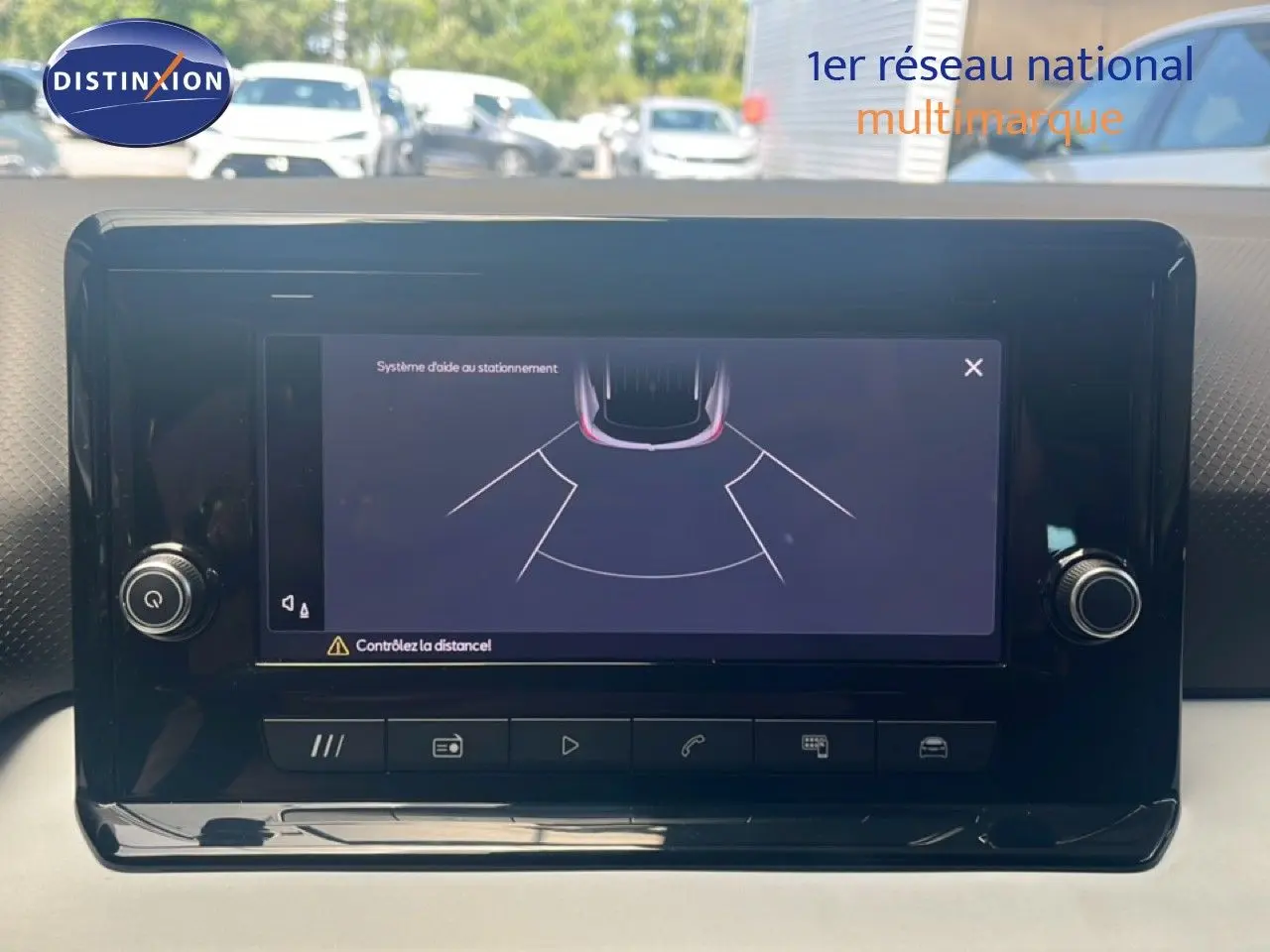 Écran central du système d'aide au stationnement du SEAT Arona 2025, affichage en intérieur noir.