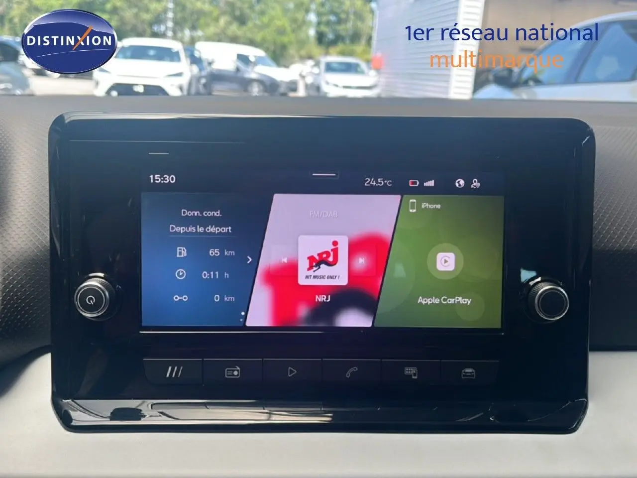 Écran tactile central du tableau de bord du SEAT Arona 2025, affichant radio NRJ et Apple CarPlay.