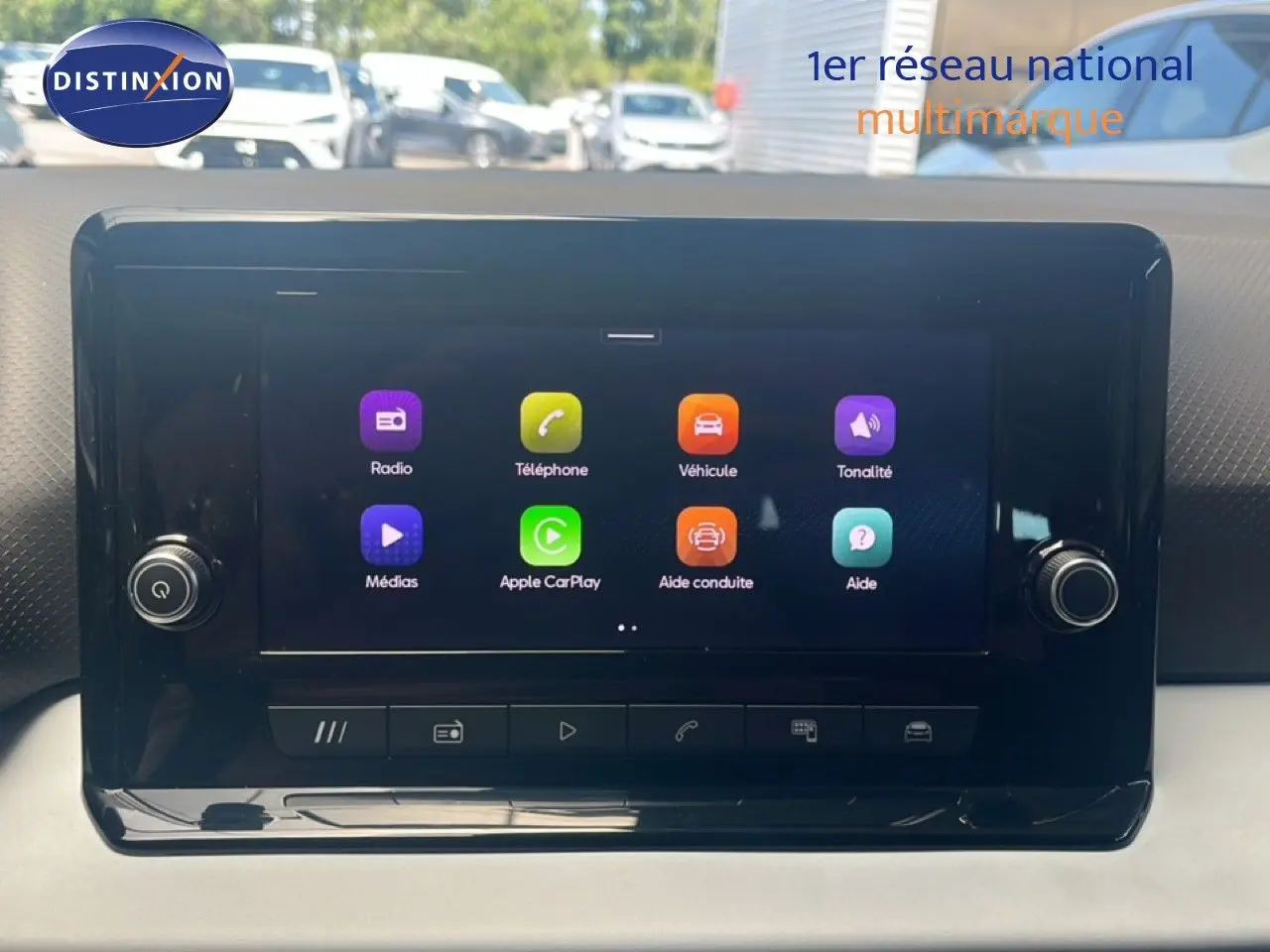 Écran tactile central de la SEAT Arona 2025, affichant les options multimédia et connectivité, intérieur clair.
