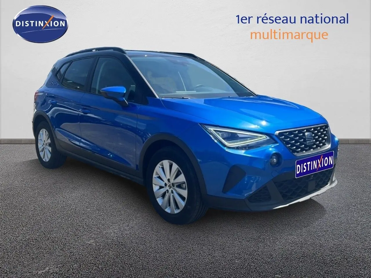 SEAT Arona bleu saphir métal avec toit noir, vue 3/4 avant droit sur fond neutre.