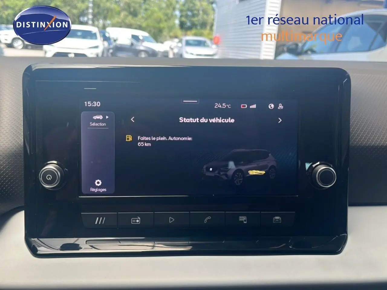 Écran tactile du tableau de bord du SEAT Arona 2025 affichant le statut du véhicule en intérieur.