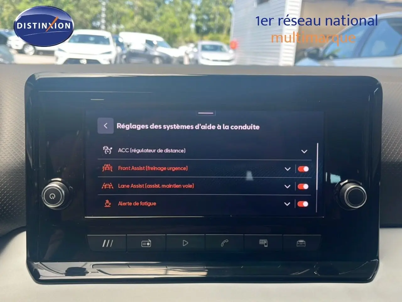 Écran tactile central du tableau de bord du SEAT Arona 2025 affichant les réglages d'aide à la conduite.