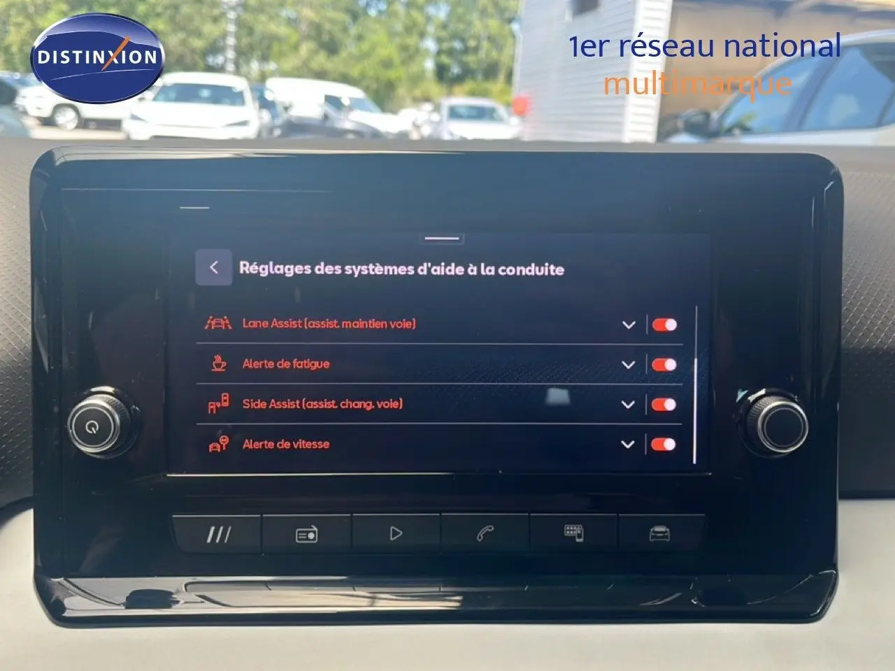 Écran tactile du système d'aide à la conduite de la SEAT Arona 2025, affichant les réglages d'assistances activées.