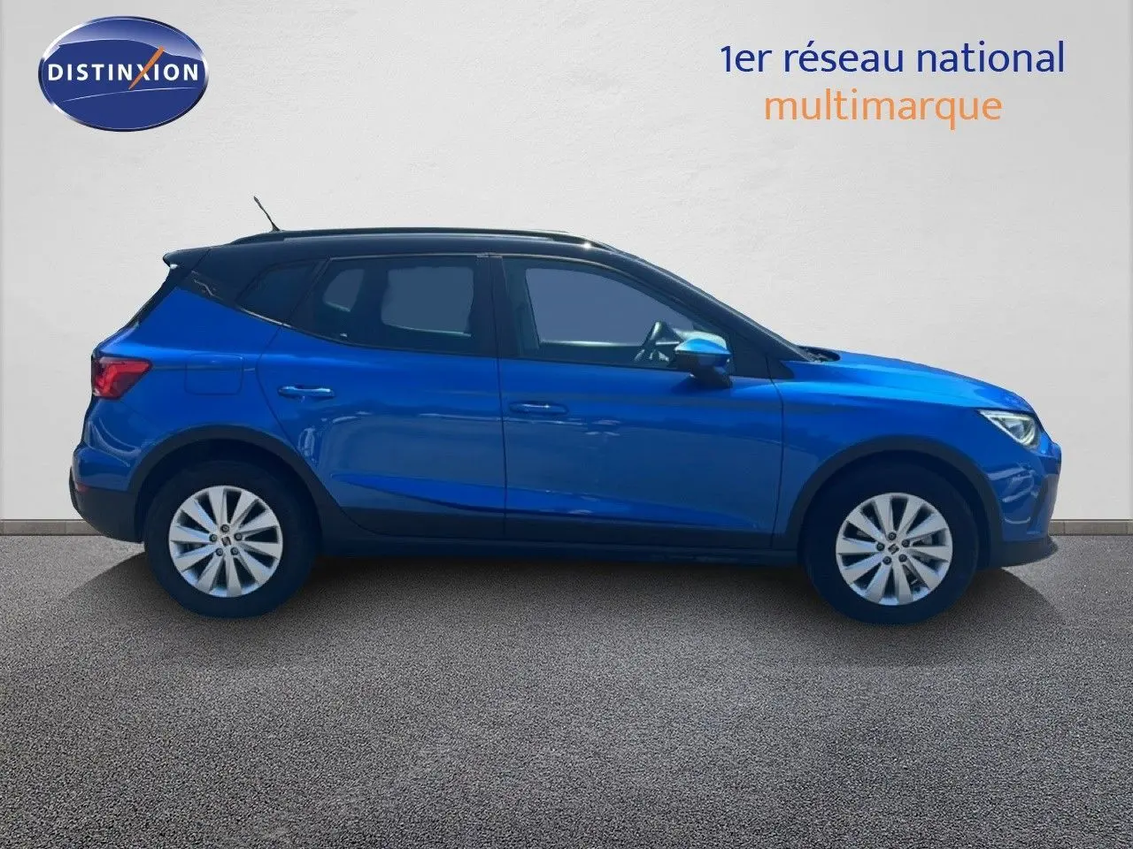 Vue latérale droite d'un SEAT Arona 2025 bleu saphir métallisé avec toit noir, roues alliage et carrosserie compacte.