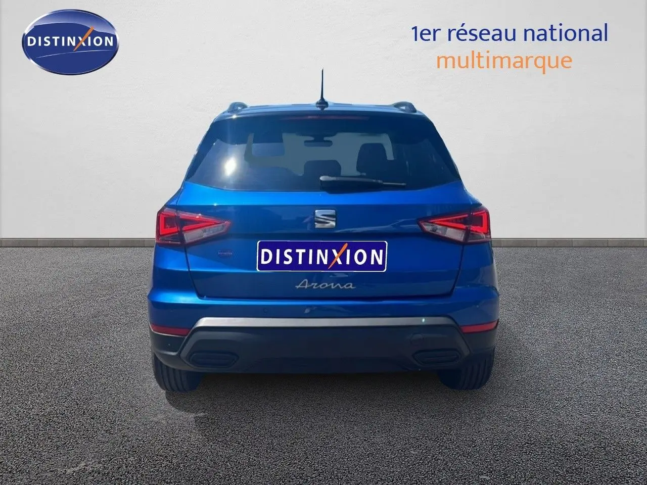Vue arrière d’un SEAT Arona bleu saphir avec toit noir, mettant en valeur ses feux arrière LED et son design compact.