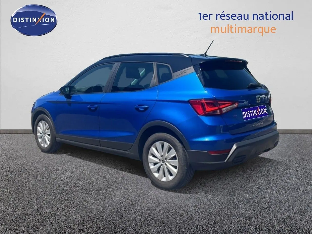 SEAT Arona bleu saphir métal avec toit noir, vue 3/4 arrière côté gauche sur fond neutre.
