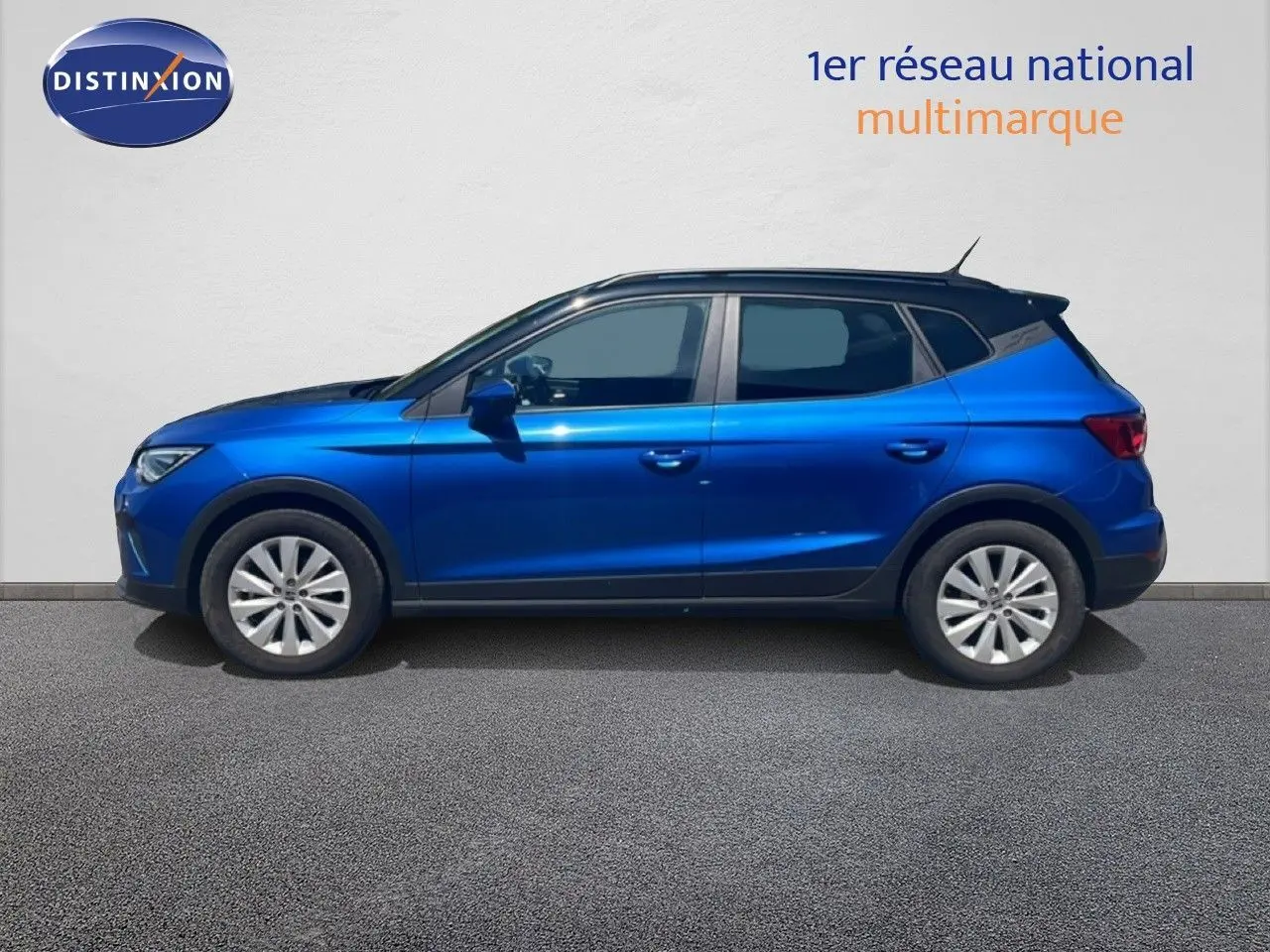 Vue latérale droite d'un SEAT Arona 2025 bleu saphir métallisé avec toit noir, profil compact et jantes argentées.