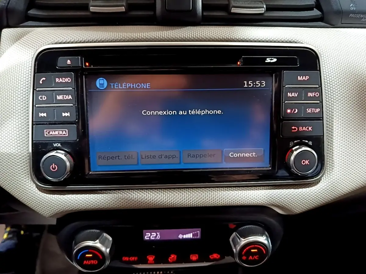Écran tactile central de la Nissan Micra IG-T 90 N-Connecta 2017 affichant la connexion au téléphone, vue frontale rapprochée.