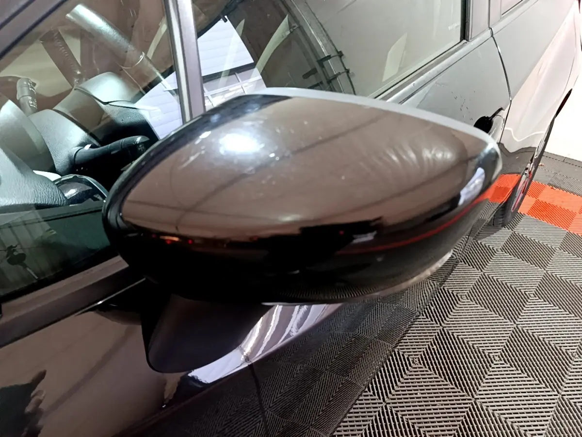 Rétroviseur côté gauche noir brillant de la Nissan Micra IG-T 90 N-Connecta 2017 vue en gros plan.