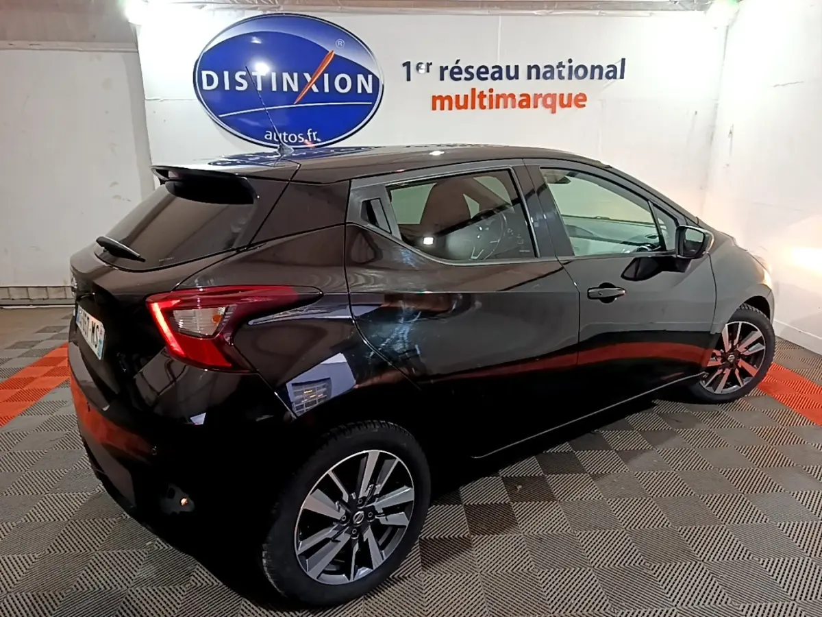 Nissan Micra IG-T 90 N-Connecta noire vue 3/4 arrière droit, avec jantes alliage et feux arrière LED distinctifs.