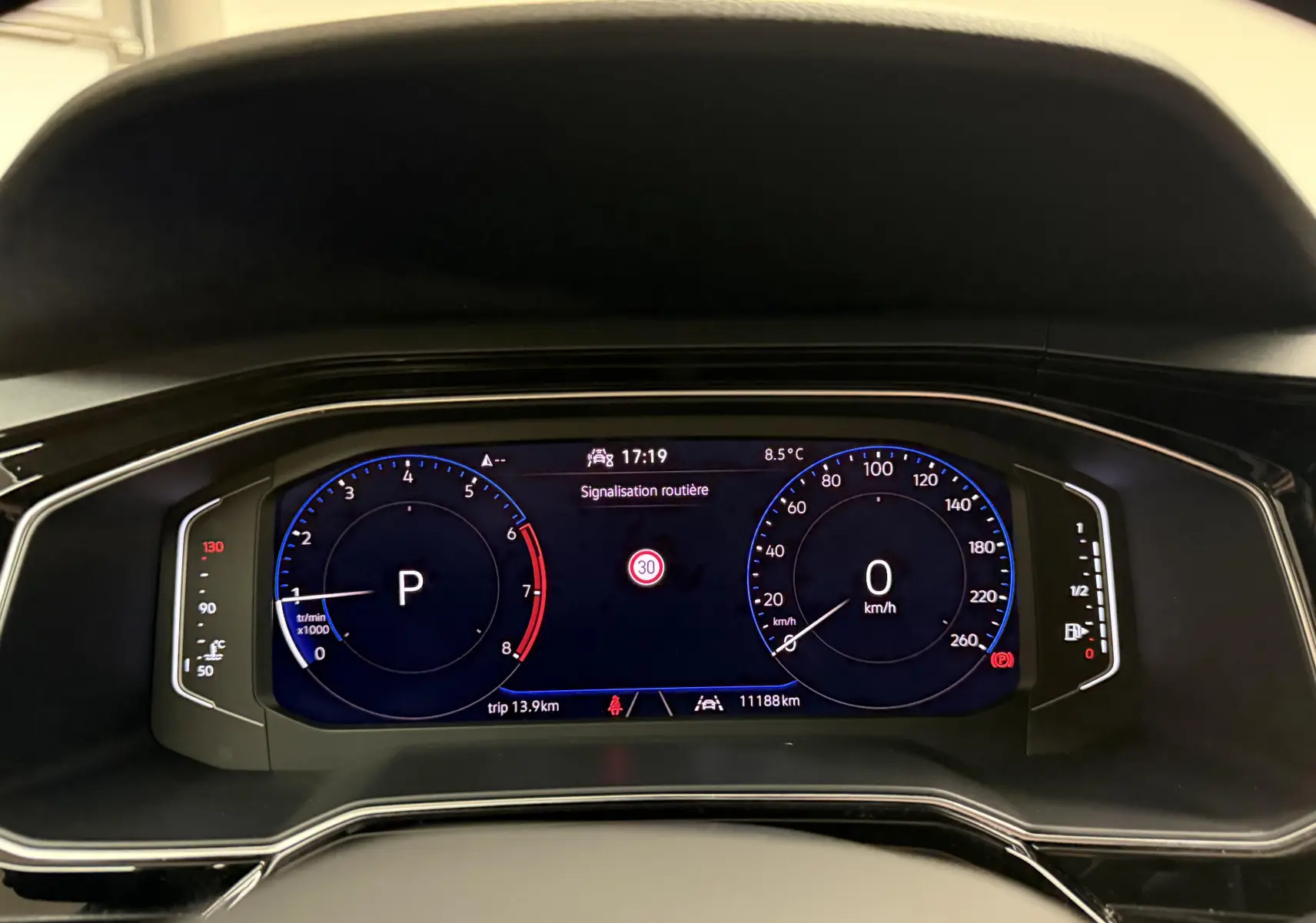 Vue rapprochée du tableau de bord numérique Digital Cockpit Pro du Volkswagen Taigo 2025 affichant la vitesse, régime moteur et signalisation routière.