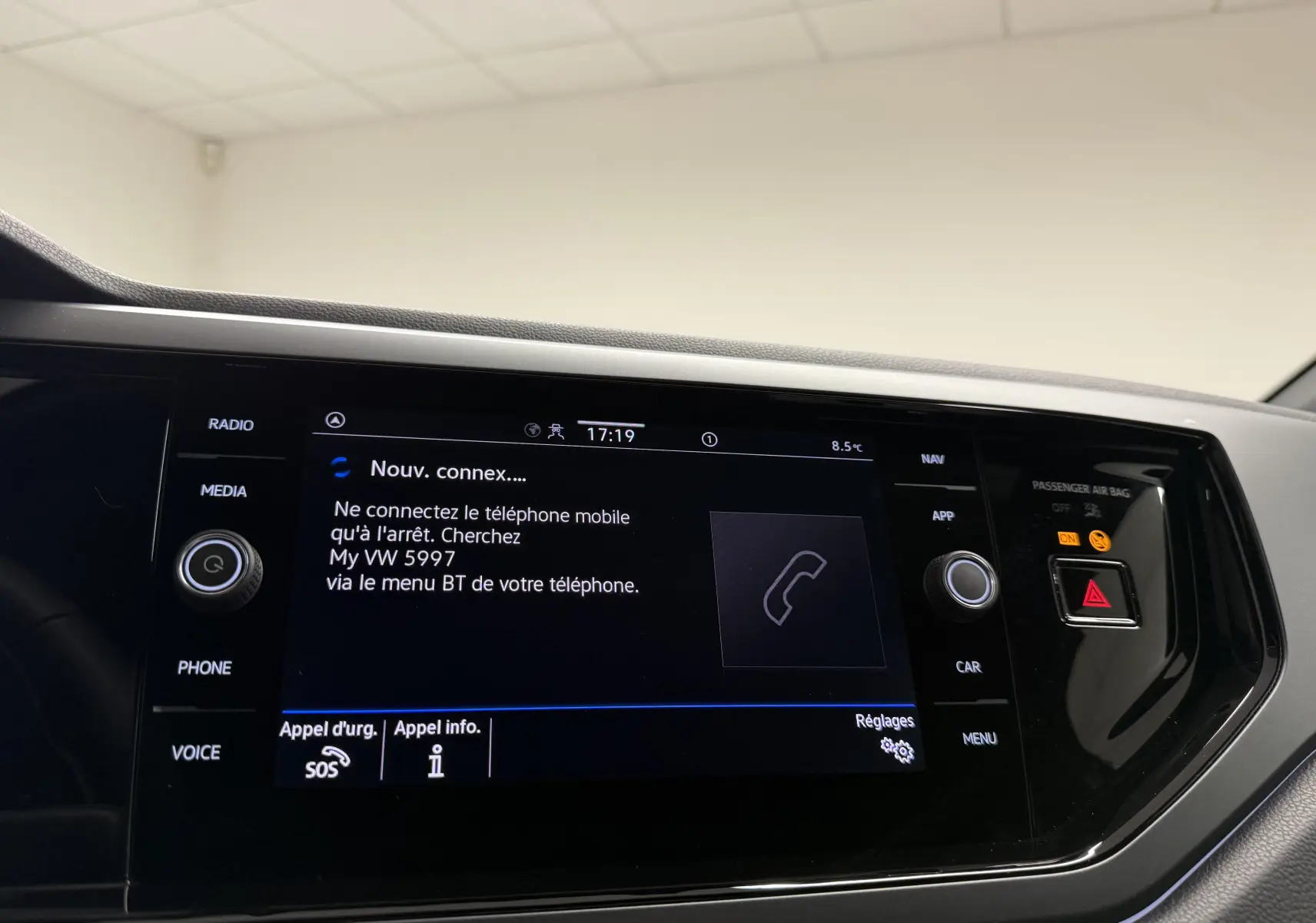 Vue rapprochée de l'écran tactile central noir du Volkswagen Taigo gris cendre, affichant un menu de connexion Bluetooth.