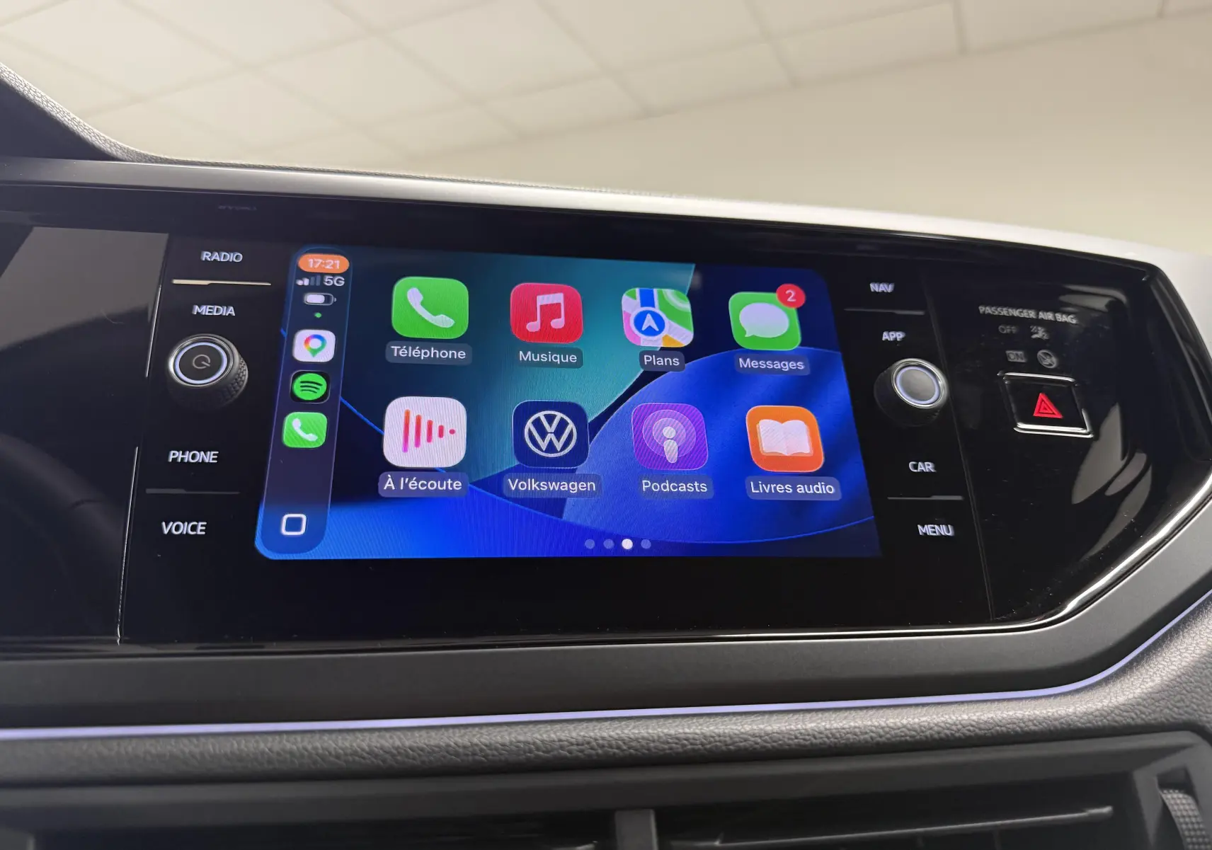 Écran tactile central du Volkswagen Taigo 2025 affichant l'interface App-Connect avec icônes colorées.