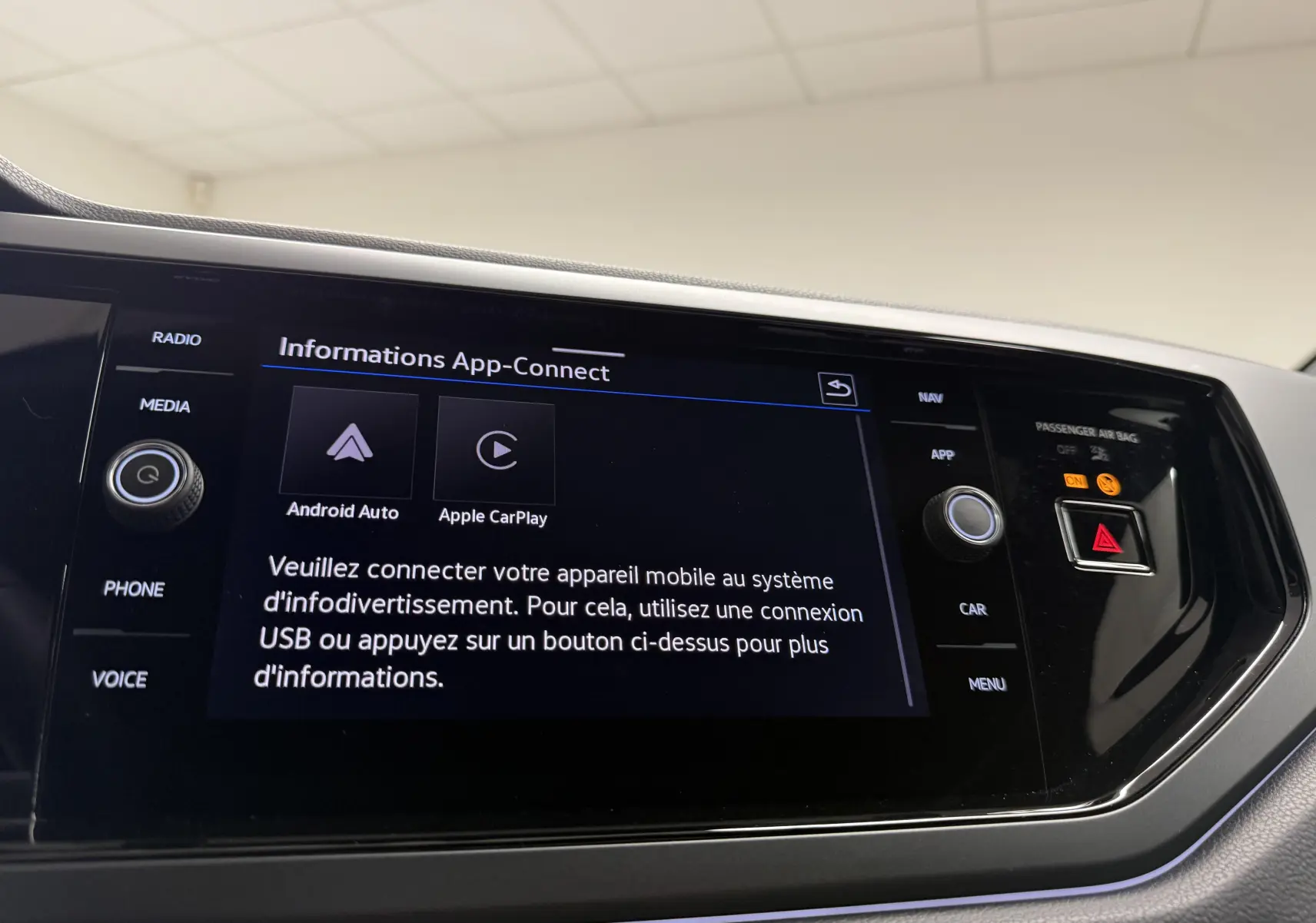 Écran tactile central du Volkswagen Taigo 2025 affichant les options App-Connect avec commandes autour.