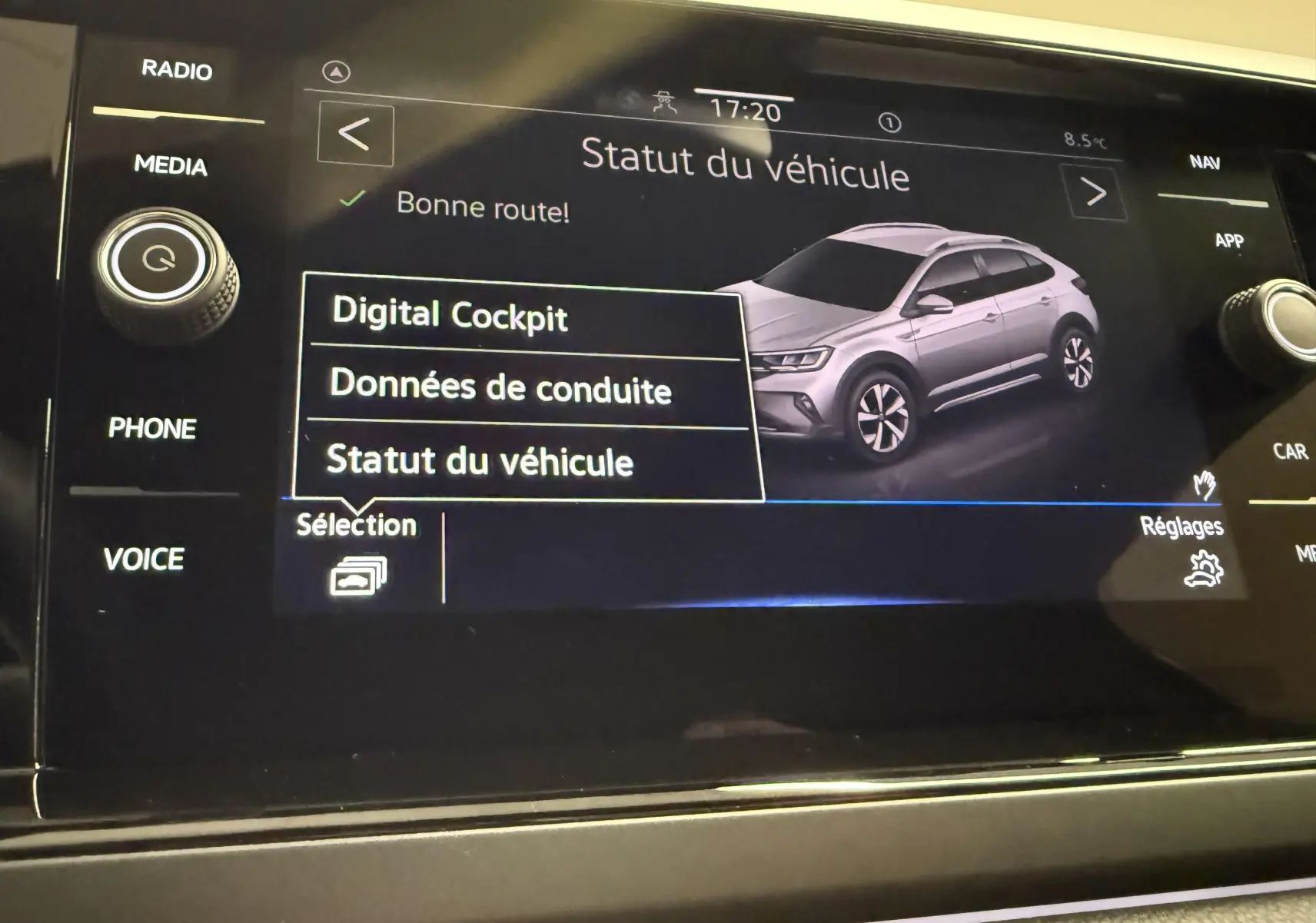 Écran tactile intérieur affichant le statut du véhicule avec une illustration 3/4 avant du Volkswagen Taigo gris cendre.