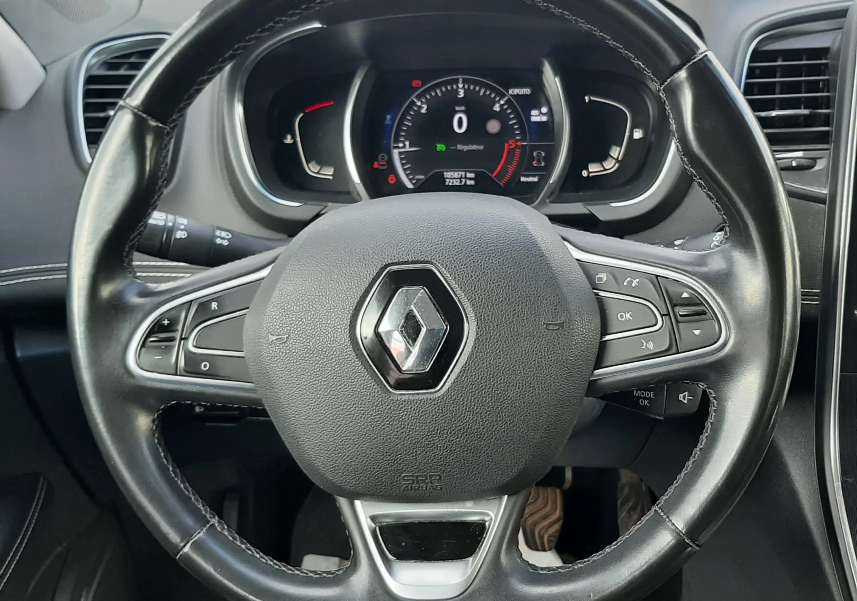 Vue intérieure avant du Renault Scénic IV 1.7 Blue dCi 150ch, volant cuir noir et console centrale avec écran tactile vertical.