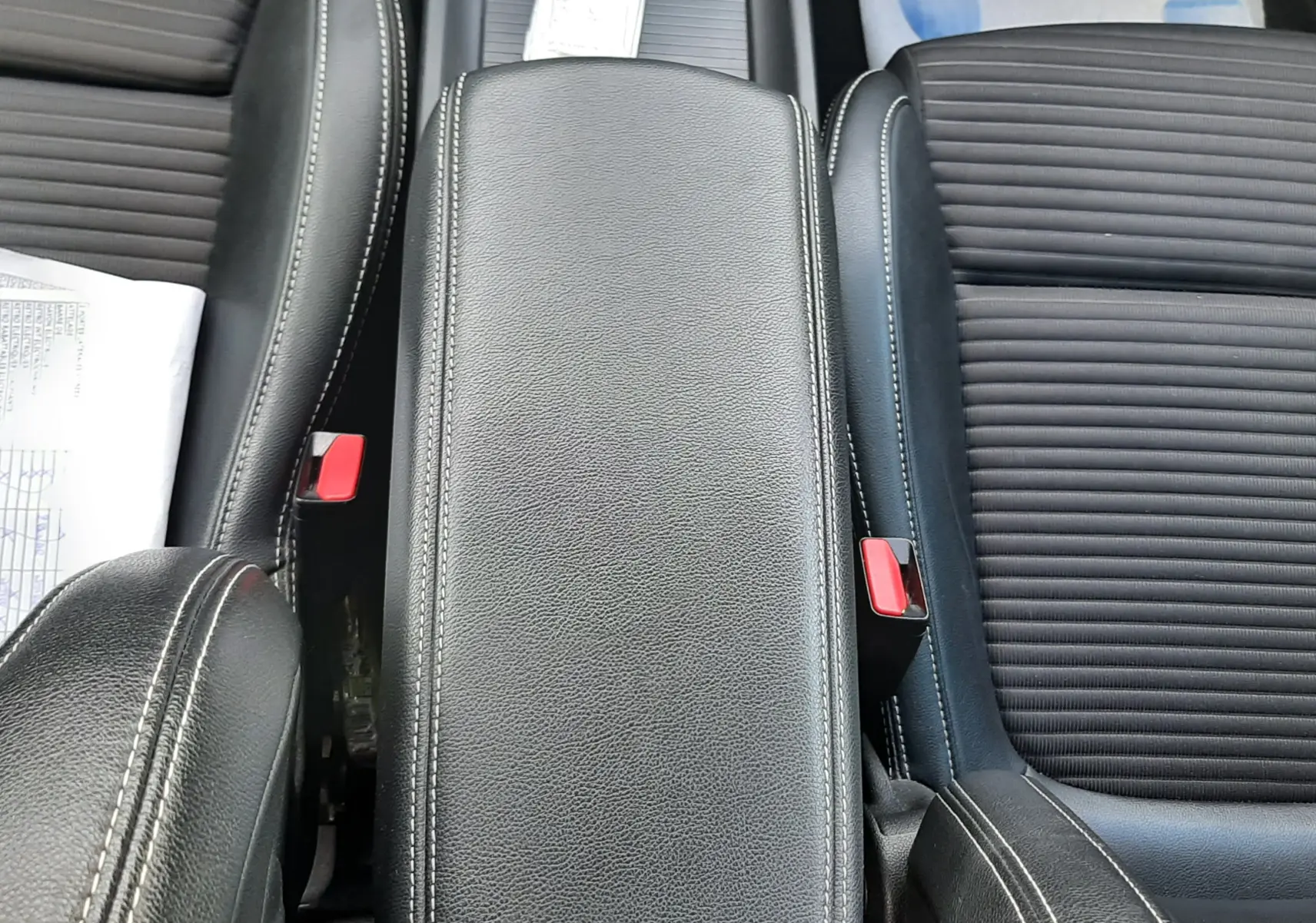 Vue frontale du volant noir en cuir du Renault Scénic IV 1.7 Blue dCi 150ch avec tableau de bord numérique allumé.