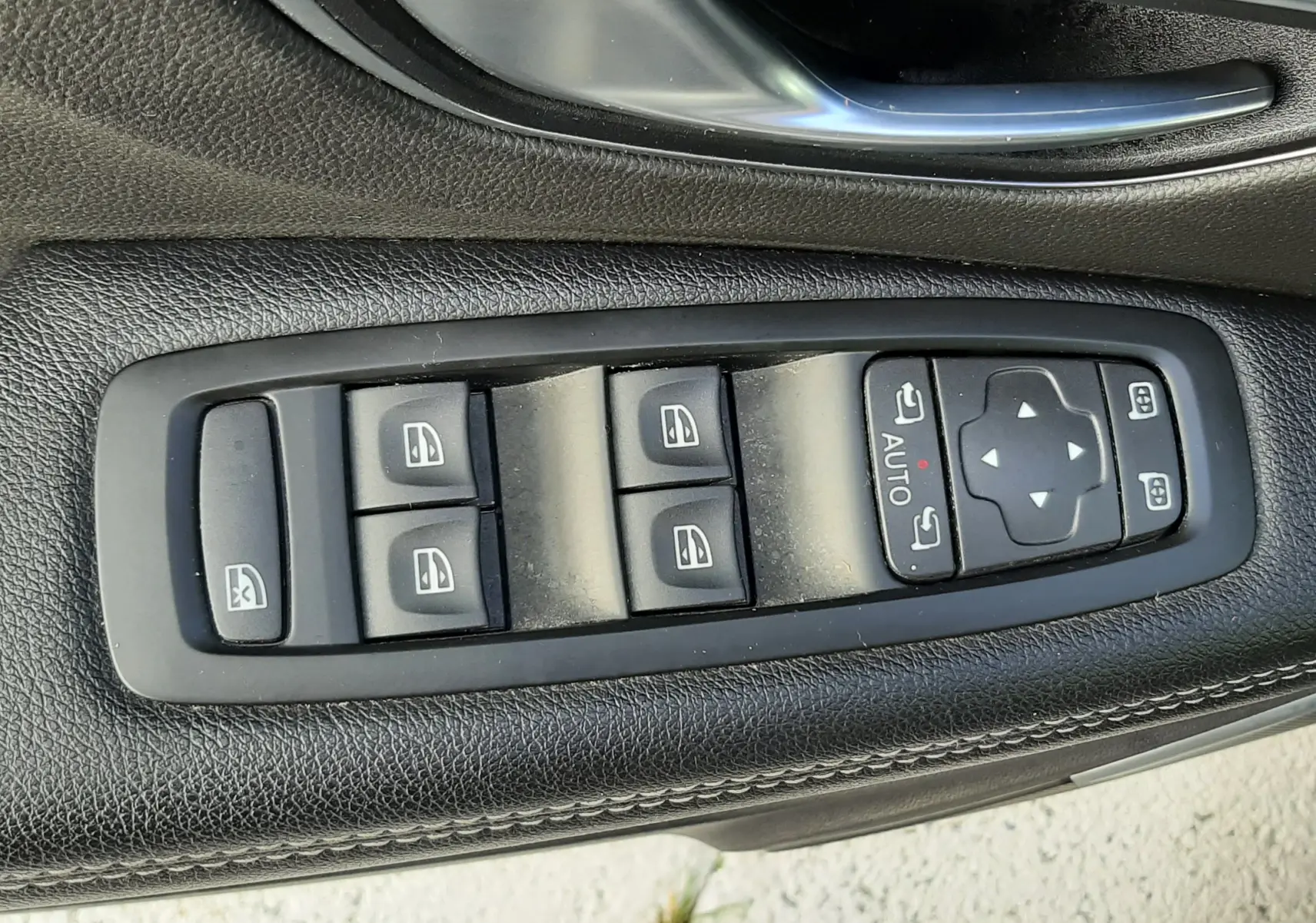 Tiroir de rangement ouvert avec prises USB et prise 12V, intérieur noir du Renault Scenic IV 2020.