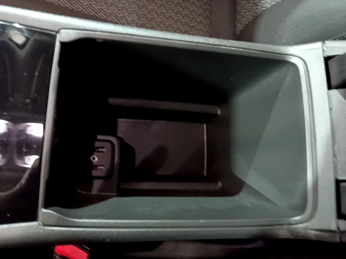 Gros plan sur le compartiment de rangement central noir de l'Opel Insignia 2019, avec prise USB visible.