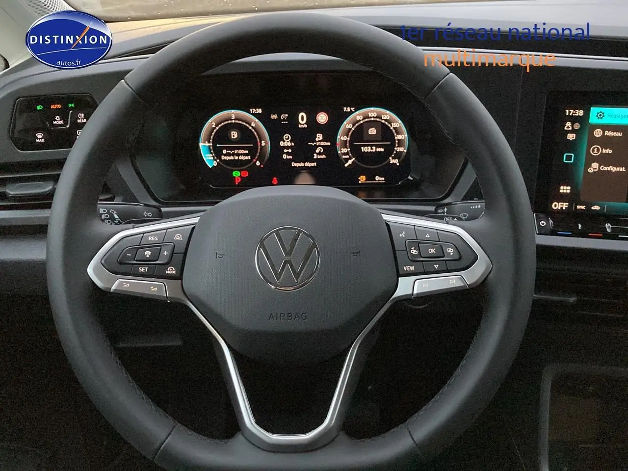 Vue rapprochée du volant cuir multifonction et du tableau de bord numérique du Volkswagen Caddy bleu métallisé 2025.