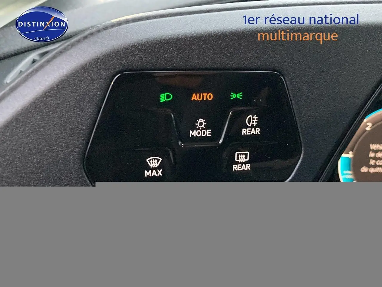 Gros plan sur le panneau de commande des feux et dégivrage du Volkswagen Caddy bleu métallisé, avec affichage lumineux des fonctions.