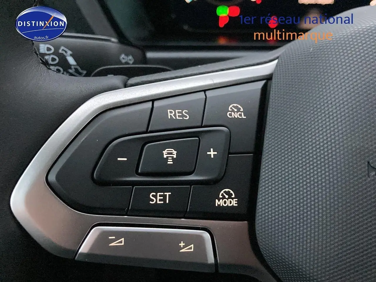 Gros plan sur les commandes de régulateur de vitesse au volant cuir noir du Volkswagen Caddy 2025.