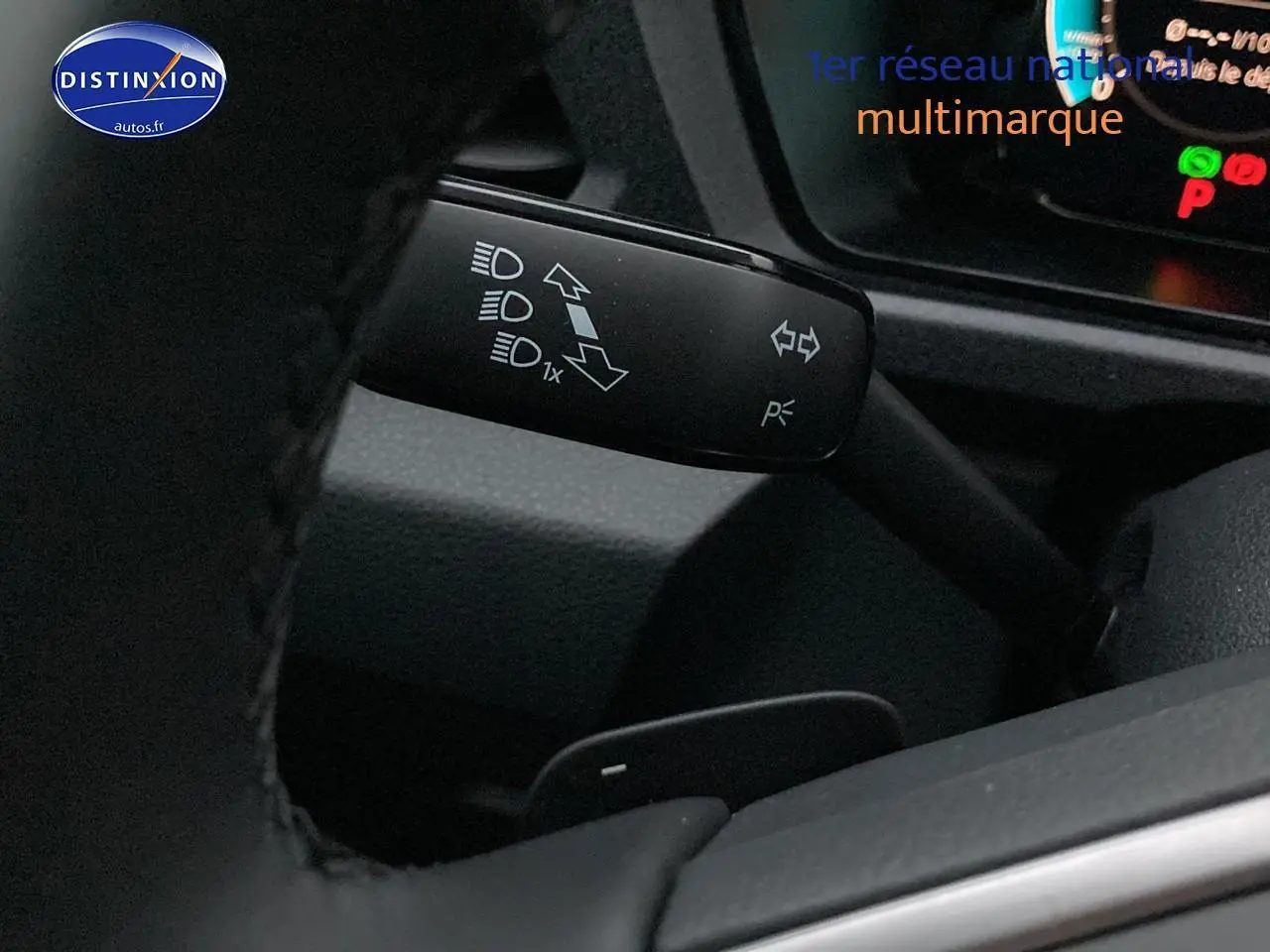 Gros plan sur la manette de clignotant à gauche du volant cuir du Volkswagen Caddy 2025, intérieur noir.