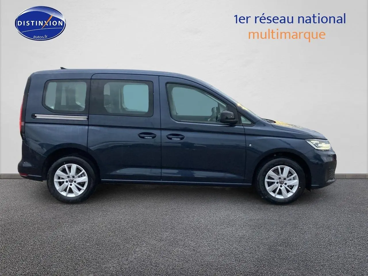 Profil côté gauche du Volkswagen Caddy 2025 bleu métallisé avec vitres teintées et jantes alliage.