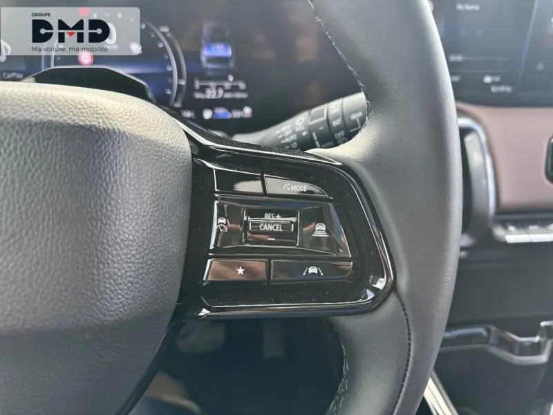 Gros plan sur les commandes multifonctions noires du volant du Suzuki Vitara 2026, intérieur cuir noir et marron.