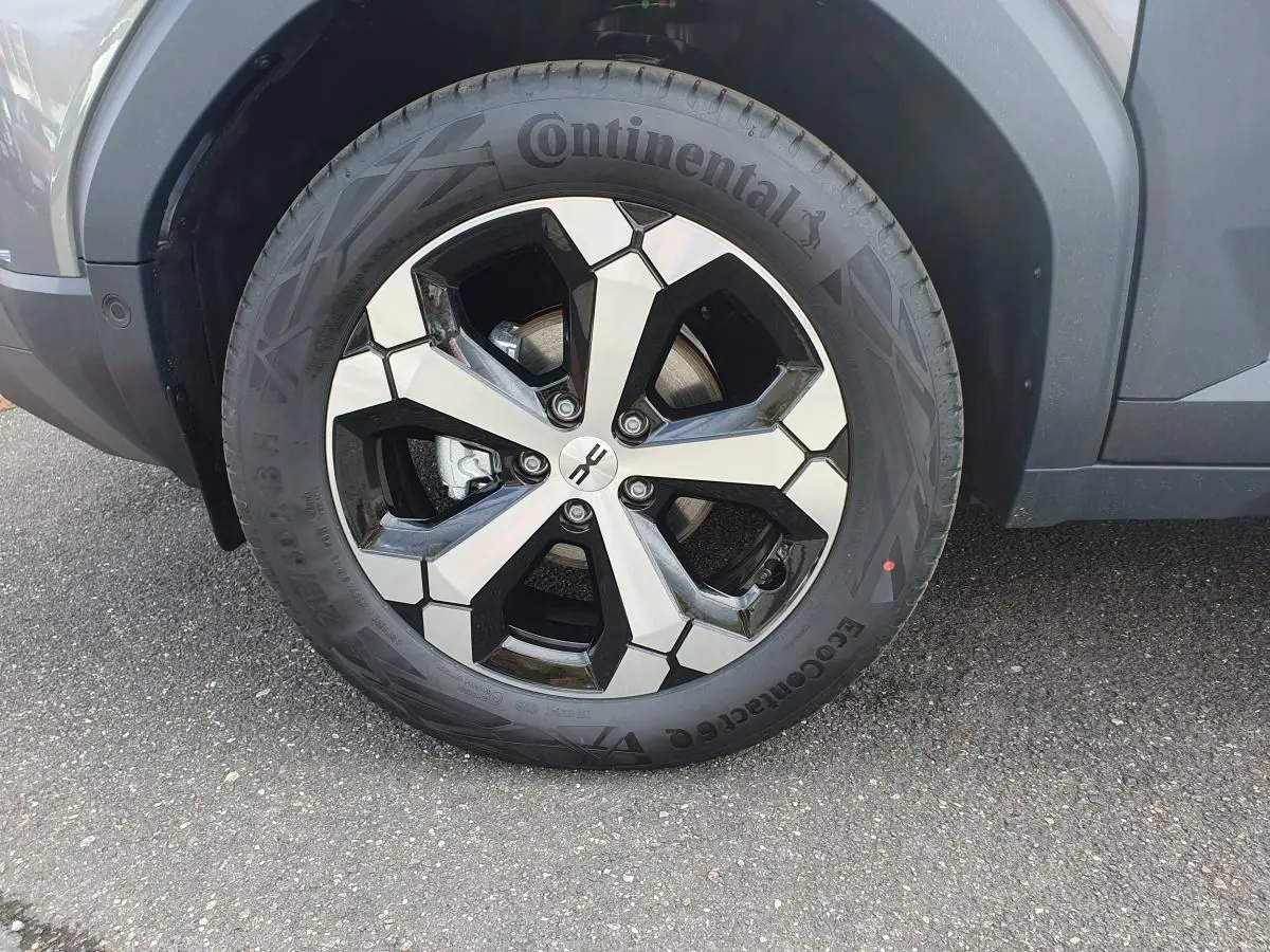 Gros plan sur la jante alliage diamantée 18” Tagasan du côté avant droit du Dacia Dokker Van gris schiste.