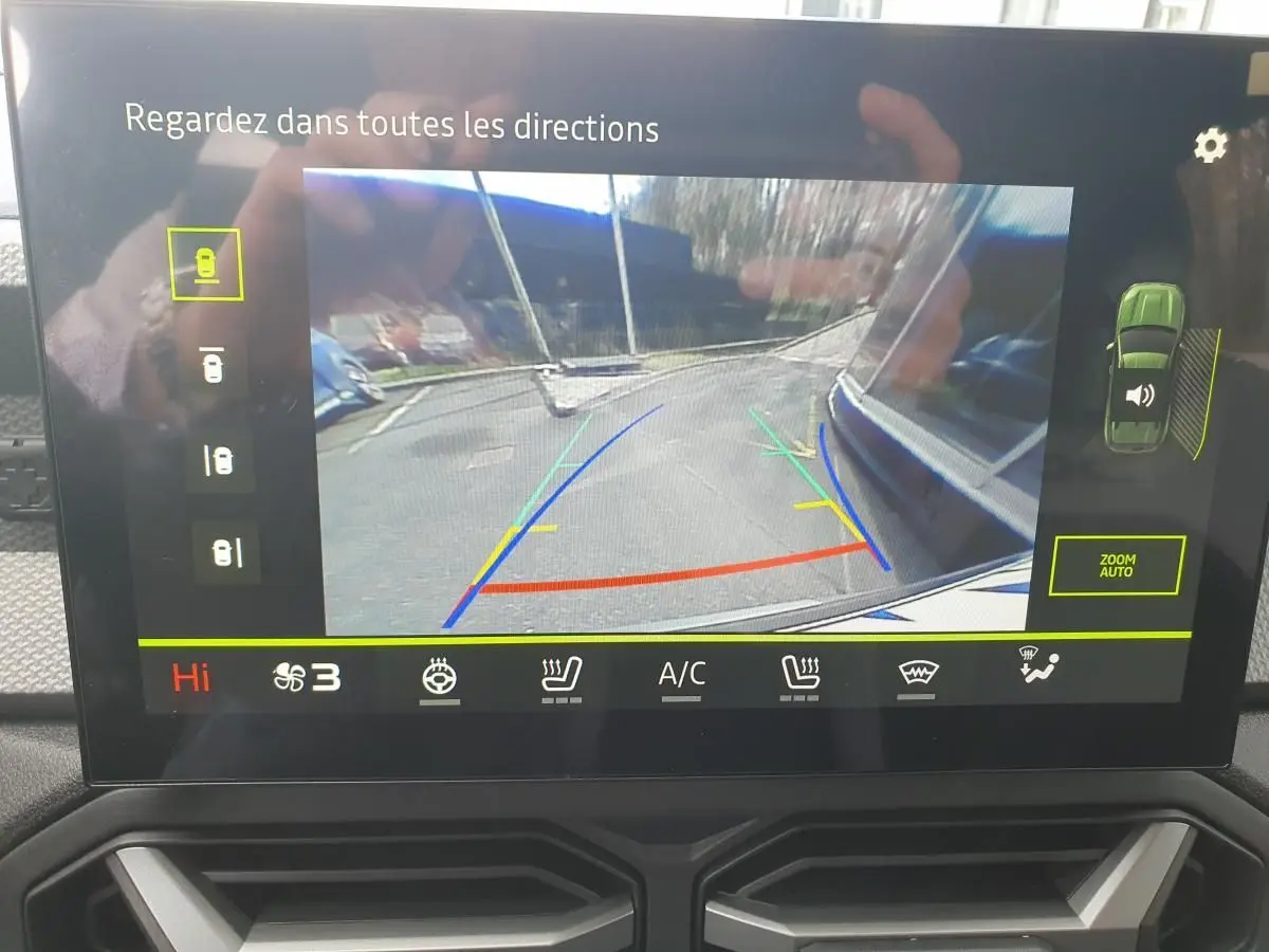 Vue caméra de recul du tableau de bord du Dacia Dokker Van gris schiste, avec lignes de guidage colorées.