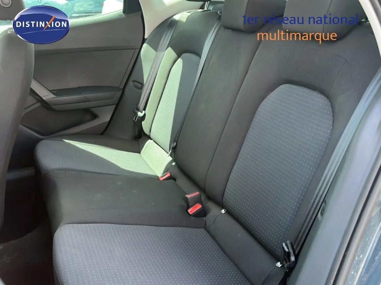 Vue latérale intérieure montrant la banquette arrière en tissu gris et noir d'une SEAT Arona 2025.