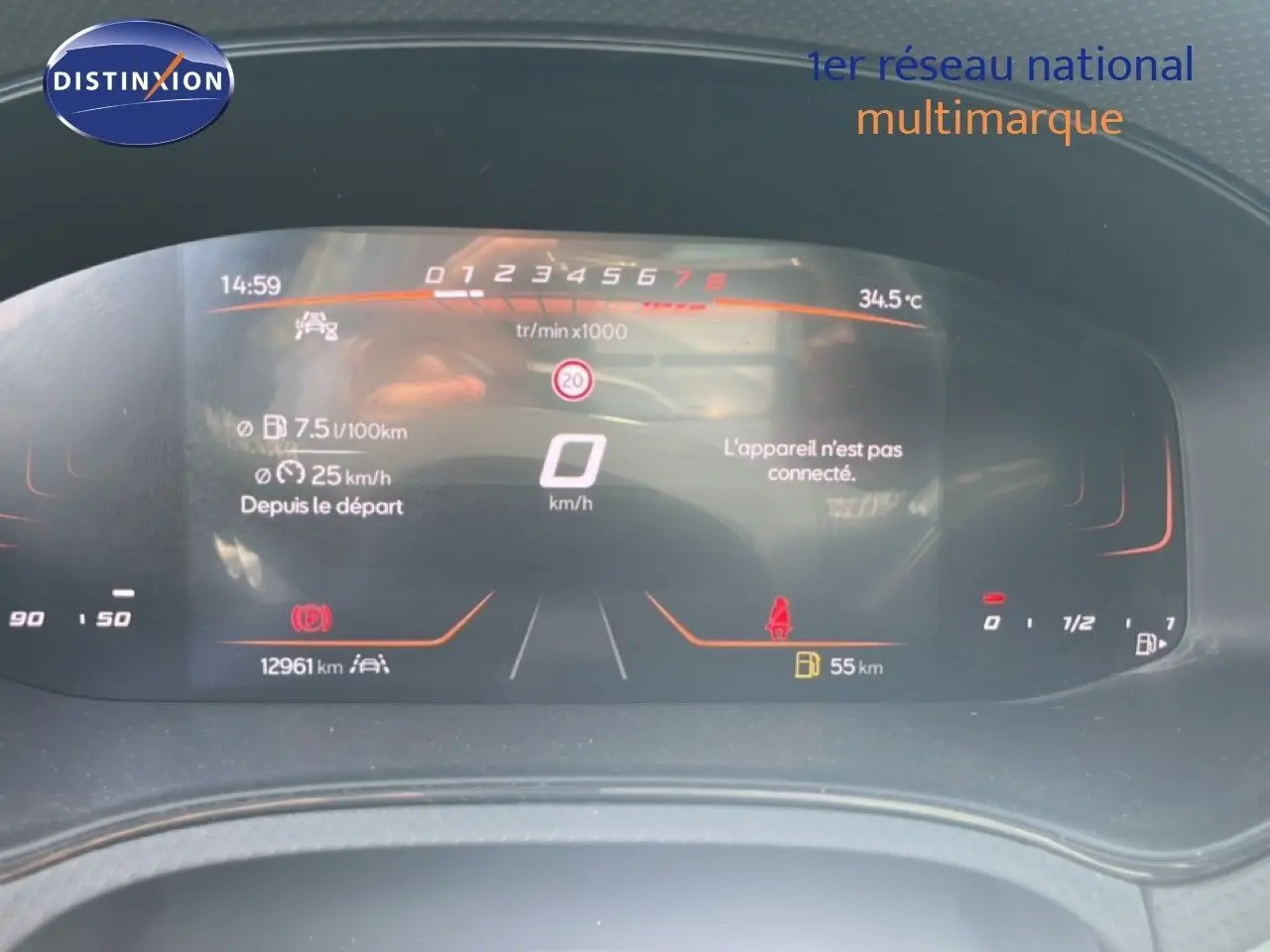 Vue rapprochée du tableau de bord numérique du SEAT Arona bleu Fjord, affichant vitesse et informations de conduite.