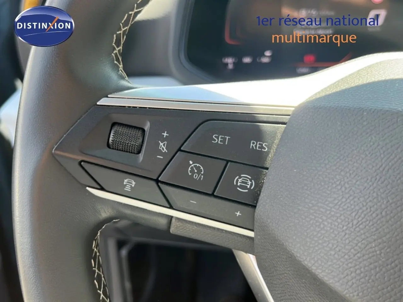 Gros plan sur les commandes au volant à gauche du SEAT Arona 2025, finition Style Special Edition, intérieur gris noir.