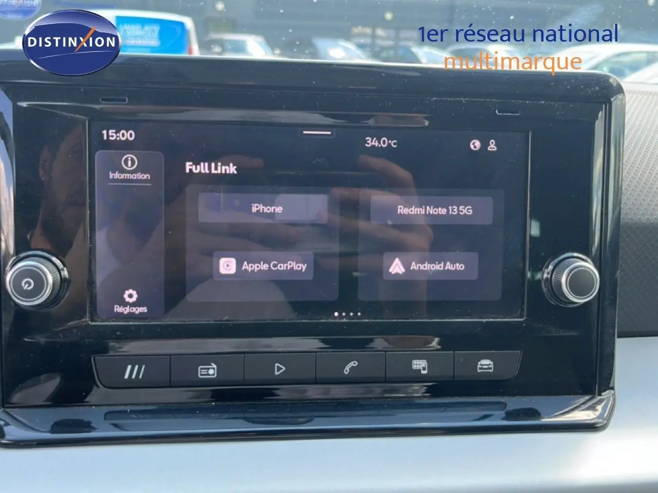 Écran tactile central du tableau de bord du SEAT Arona 2025 affichant les options Apple CarPlay et Android Auto.