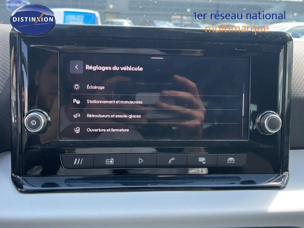 Écran tactile central du tableau de bord du SEAT Arona 2025, affichant les réglages du véhicule en intérieur gris-noir.