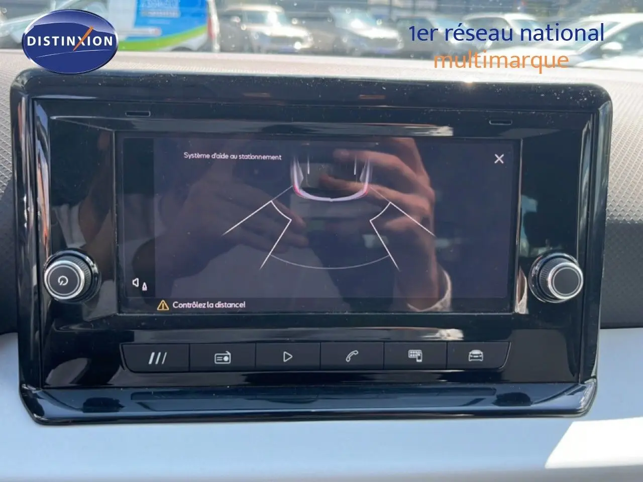 Écran tactile central du tableau de bord du SEAT Arona 2025 affichant l'aide au stationnement.