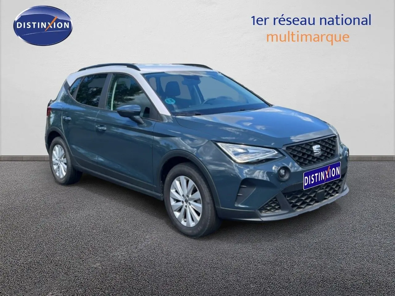 SEAT Arona bleu Fjord avec toit blanc, vue 3/4 avant droit, mettant en valeur ses lignes modernes et ses phares LED.