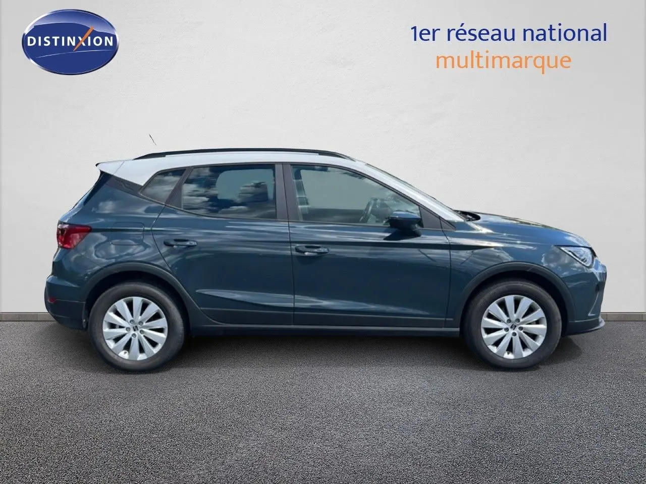 Vue de profil côté gauche d'une SEAT Arona bleu Fjord avec toit blanc, finition Style Special Edition 2025.
