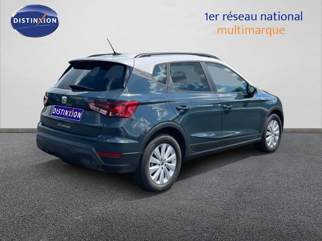 SEAT Arona bleu Fjord avec toit blanc, vue 3/4 arrière droit, mettant en valeur ses lignes compactes et modernes.