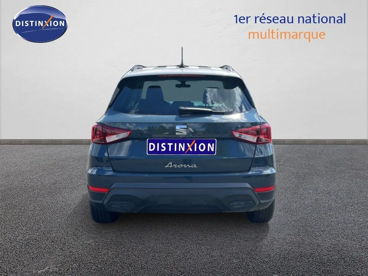 Vue arrière d'un SEAT Arona bleu Fjord avec toit blanc, version Style Special Edition 2025, sur fond neutre.