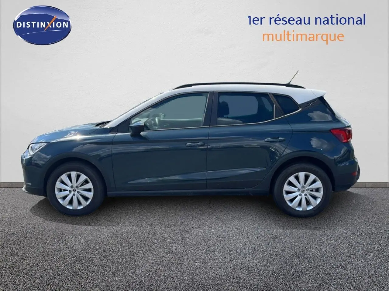 Vue de profil côté gauche d'une SEAT Arona bleu Fjord avec toit blanc, finition Style Special Edition 2025.