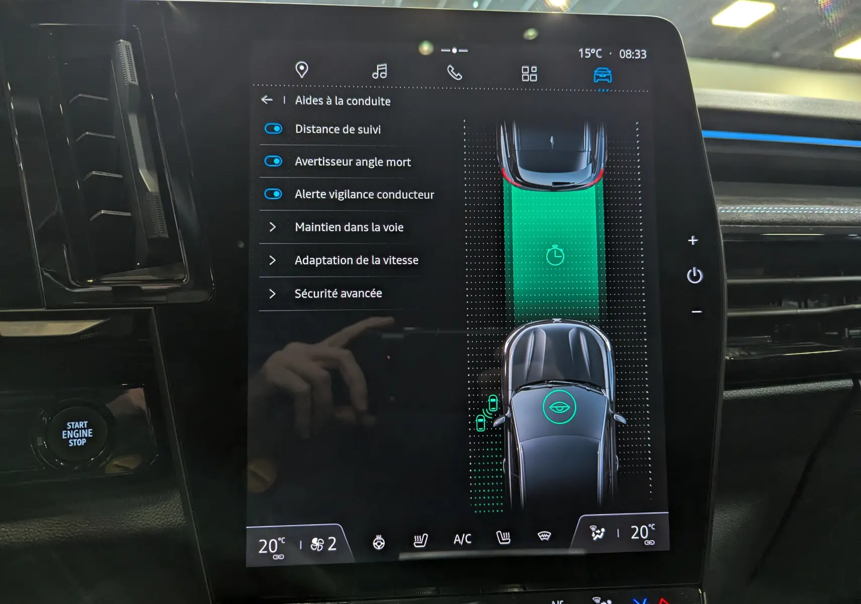 Écran tactile central du Renault Austral E-TECH affichant les aides à la conduite et la vue 3D du véhicule noir.