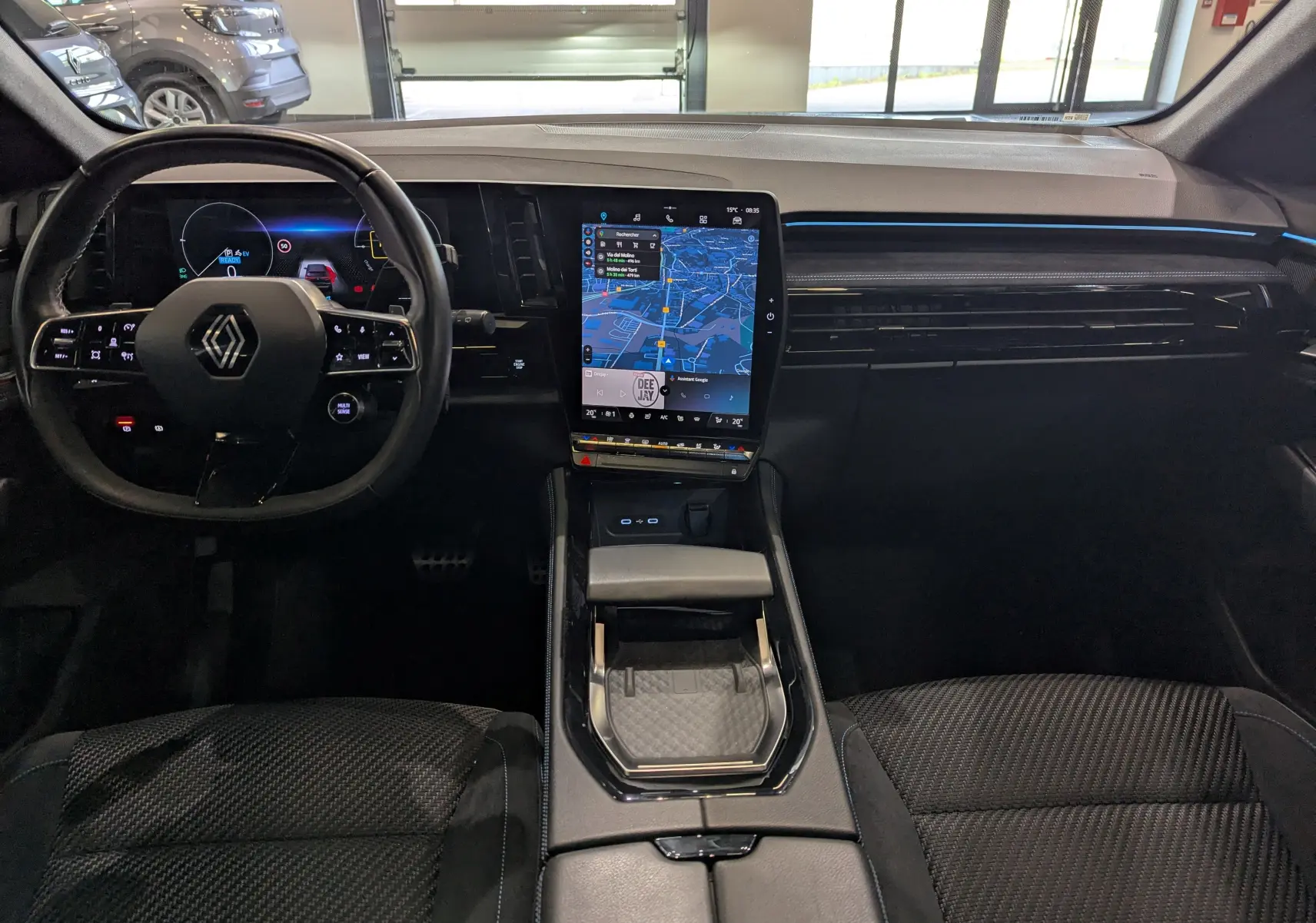 Intérieur du Renault Austral E-TECH 2023 vu de face, avec tableau de bord numérique et écran tactile central vertical.