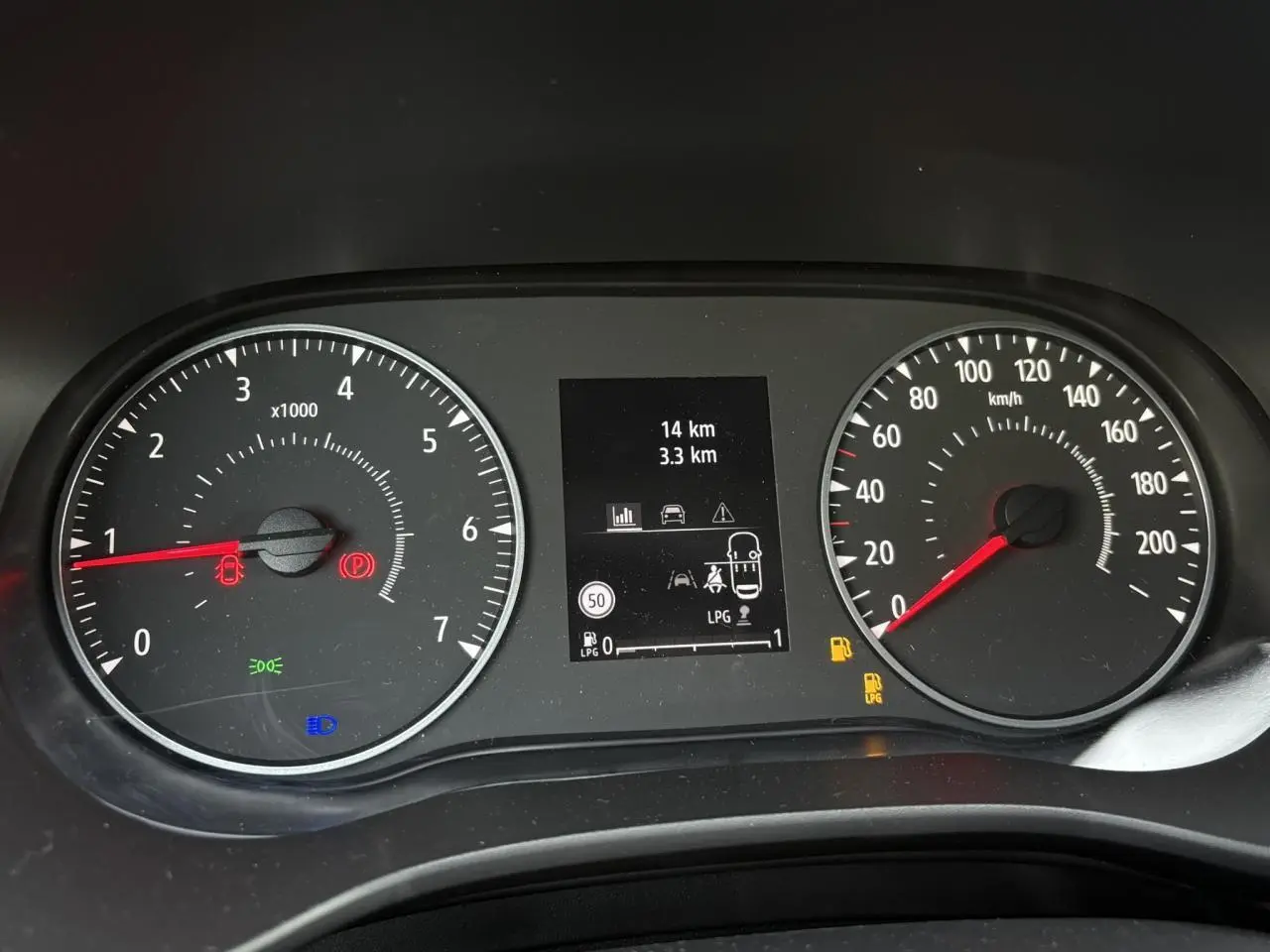 Tableau de bord du Dacia Jogger 2024 affichant compte-tours, vitesse, et indicateurs de carburant essence et GPL.