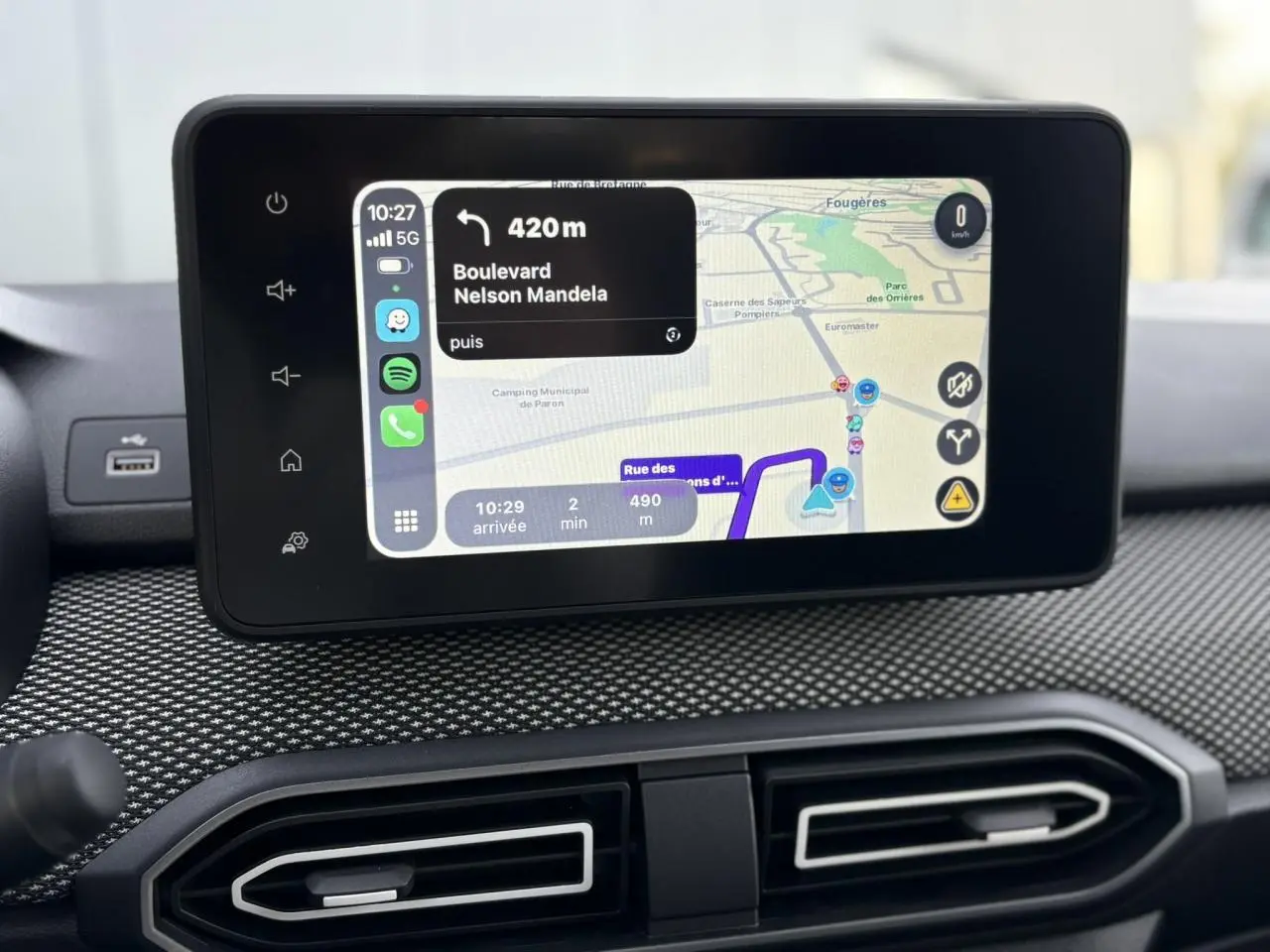 Écran tactile GPS couleur 8 pouces du tableau de bord du Dacia Jogger 2024 avec navigation active.